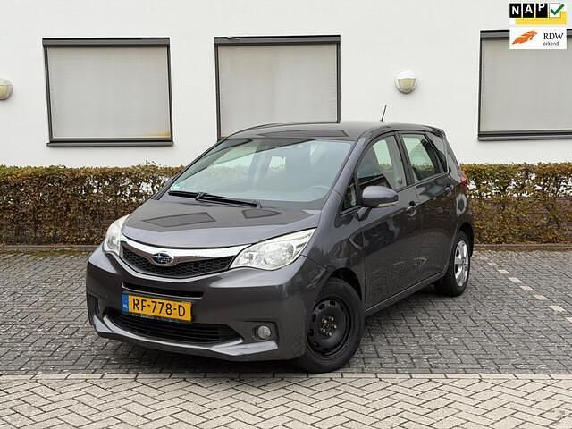 Grijs Gebruikt 2011 Subaru Trezia Comfort MPV | € 2.495 - Afbeelding 1/4
