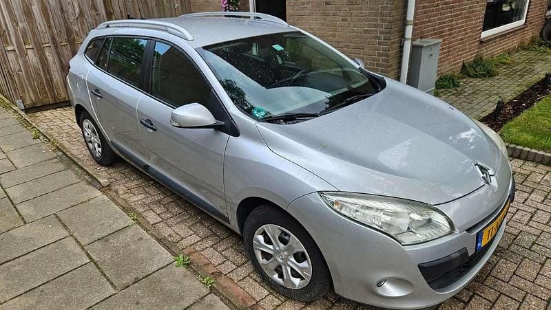 Grijs Gebruikt 2010 Renault Mégane GrandTour Authentique Stationwagen | € 1.500 (Eerlijke prijs) - Afbeelding 1/4