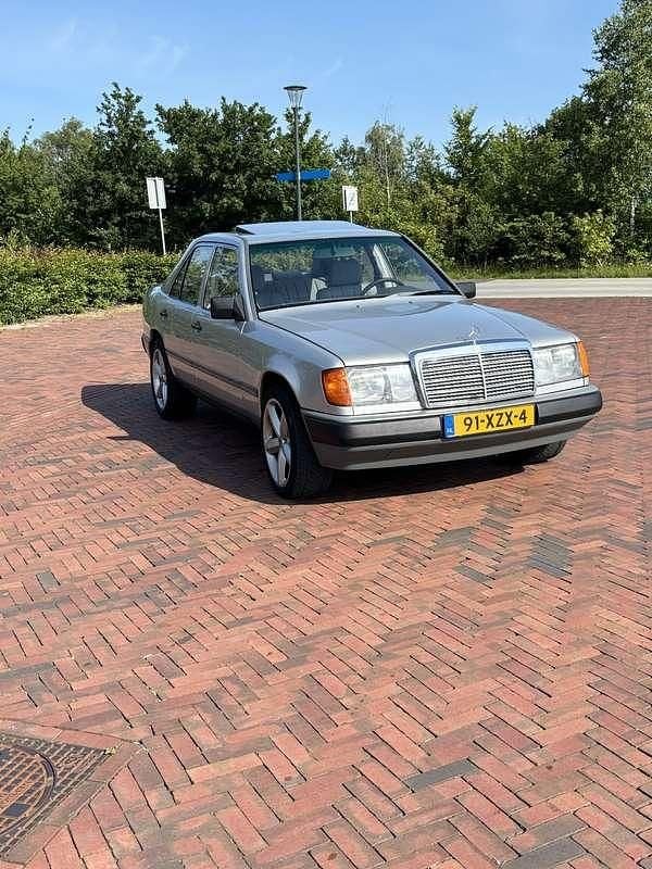 Grijs Gebruikt 1987 Mercedes E300 Sedan | € 5.500 - Afbeelding 1/4