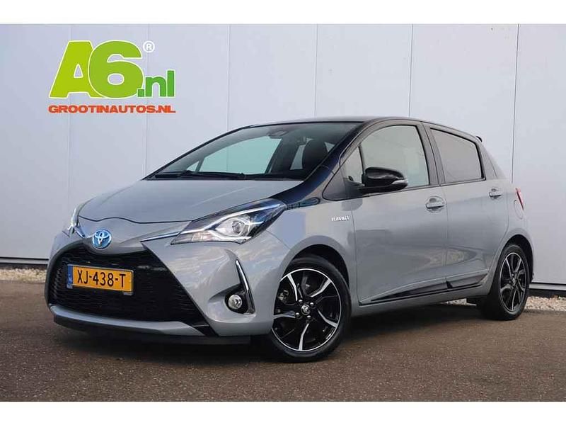 Grijs Gebruikt 2019 Toyota Yaris Hybrid Plus MPV | € 18.499 (Super prijs) - Afbeelding 1/4