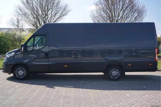 Grijs Nieuw 2024 Iveco Daily Van | € 41.850 - Afbeelding 1/4