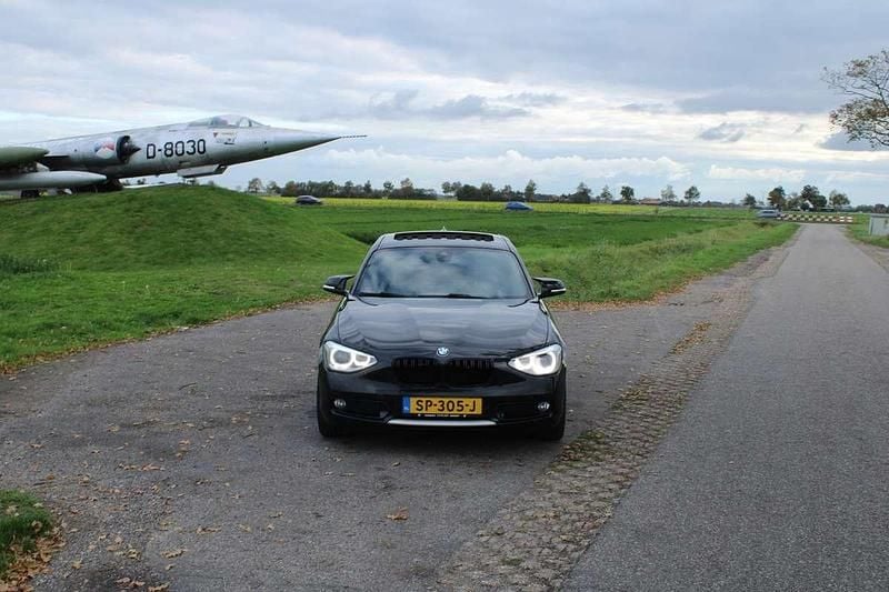 Zwart Occasion 2012 BMW 116 Hatchback | € 8.500 (Eerlijke prijs) - Afbeelding 1/4