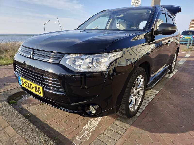 Zwart Gebruikt 2013 Mitsubishi Outlander P-HEV Instyle Stationwagen | € 10.900 (Eerlijke prijs) - Afbeelding 1/4
