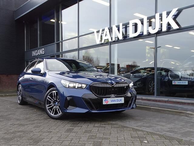 Blauw Occasion 2025 BMW i5 M Sport Sedan | € 56.850 - Afbeelding 1/4