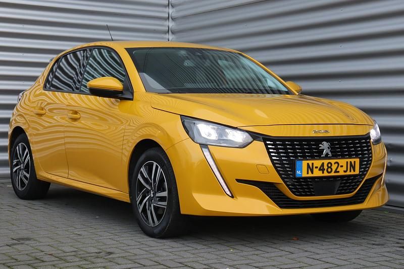 Occasion Peugeot 208 Allure 101 PK (74 kW) 2021 Geel Hatchback