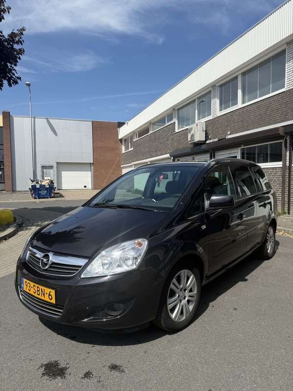 Zwart Gebruikt 2011 Opel Zafira Cosmo MPV | € 6.500 (Duur) - Afbeelding 1/4