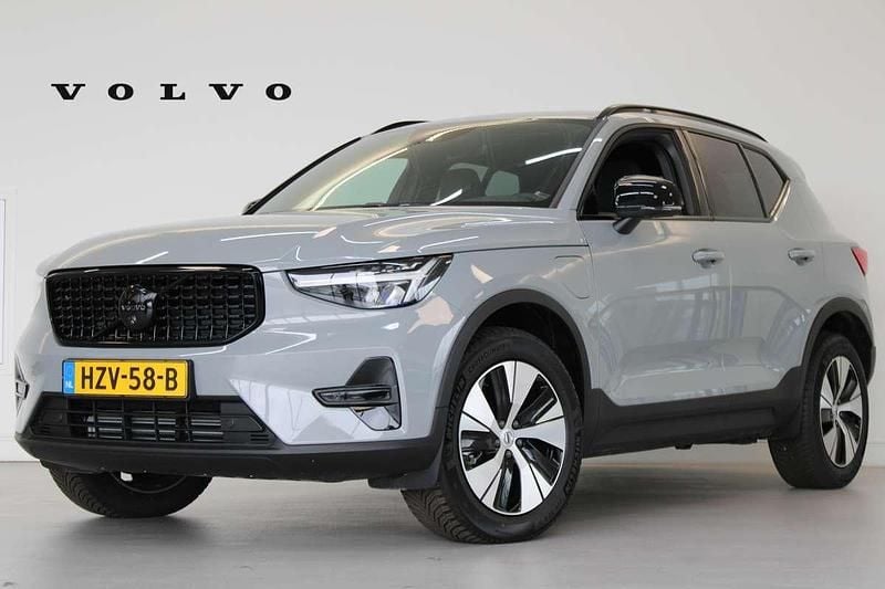 Grijs Gebruikt 2023 Volvo XC40 Plus SUV | € 44.600 (Duur) - Afbeelding 1/4