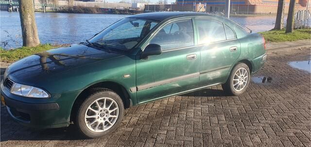 Groen Gebruikt 2000 Mitsubishi Carisma Hatchback | € 995 - Afbeelding 1/4
