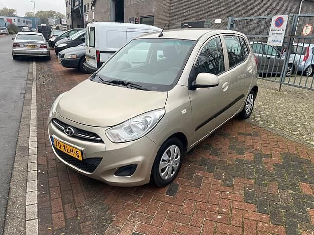 Beige (metallic) Occasion 2012 Hyundai i10 Hatchback | € 3.999 (Eerlijke prijs) - Afbeelding 1/4
