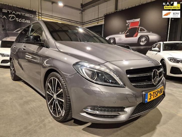 Grijs Gebruikt 2014 Mercedes B180 Prestige MPV | € 13.849 (Eerlijke prijs) - Afbeelding 1/4