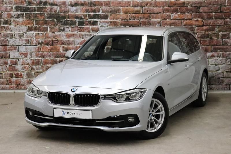 Grijs (metallic) Occasion 2016 BMW 320 Executive Stationwagen | € 18.945 (Eerlijke prijs) - Afbeelding 1/4