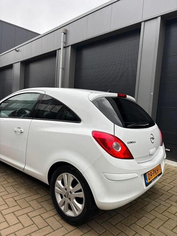Occasion Opel Corsa Color Edition 86 PK (63 kW) 2011 Wit Hatchback