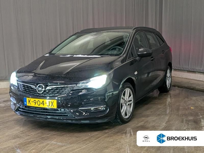 Zwart Occasion 2021 Opel Astra Edition Stationwagen | € 15.295 (Goede deal) - Afbeelding 1/4