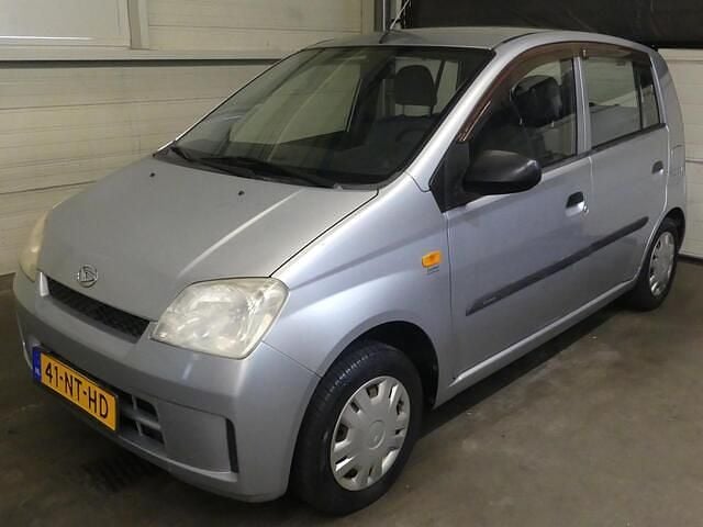 Grijs Gebruikt 2004 Daihatsu Cuore Hatchback | € 3.245 (Eerlijke prijs) - Afbeelding 1/4