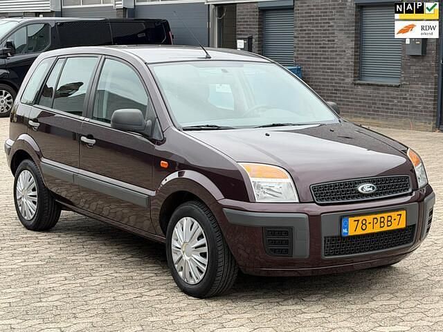Rood Gebruikt 2011 Ford Fusion Cool & Sound Edition MPV | € 2.999 (Eerlijke prijs) - Afbeelding 1/4