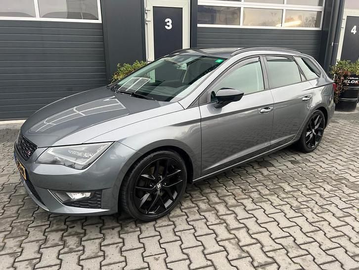 Grijs, metallic lak Gebruikt 2015 Seat Leon ST FR Stationwagen | € 9.999 (Eerlijke prijs) - Afbeelding 1/4