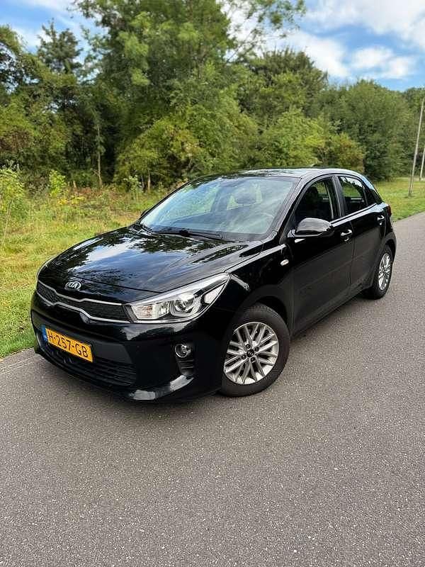 Zwart Gebruikt 2020 Kia Rio Hatchback | € 13.450 (Goede deal) - Afbeelding 1/4