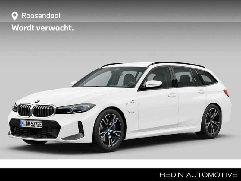 Alpinweiss Gebruikt 2024 BMW 330e Comfort Edition Stationwagen | € 47.880 (Super prijs) - Afbeelding 1/3