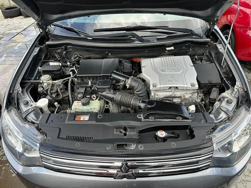 Grijs (metallic) Gebruikt 2013 Mitsubishi Outlander P-HEV Instyle SUV | € 8.000 (Duur) - Afbeelding 1/4