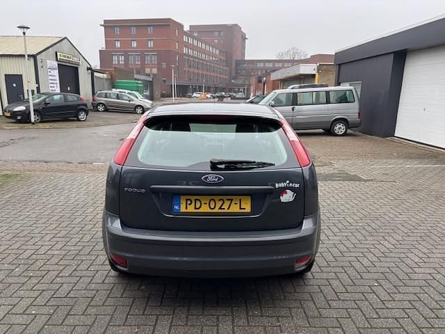 Occasion Ford Focus Ambiente 80 PK (58 kW) 2005 Grijs Hatchback