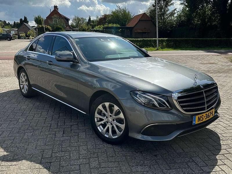 Grijs Gebruikt 2017 Mercedes E220 Prestige Sedan | € 25.950 (Goede deal) - Afbeelding 1/4