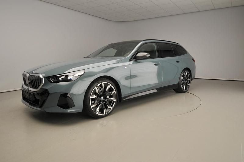 Groen Gebruikt 2025 BMW 540 Comfort Edition Stationwagen | € 97.900 - Afbeelding 1/4