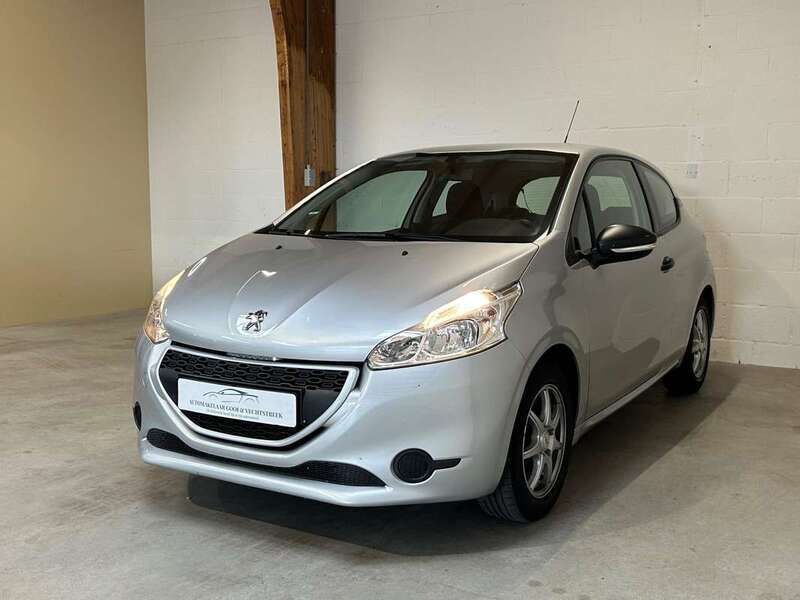 Grijs, metallic lak Gebruikt 2014 Peugeot 208 Access Hatchback | € 5.595 (Eerlijke prijs) - Afbeelding 1/4