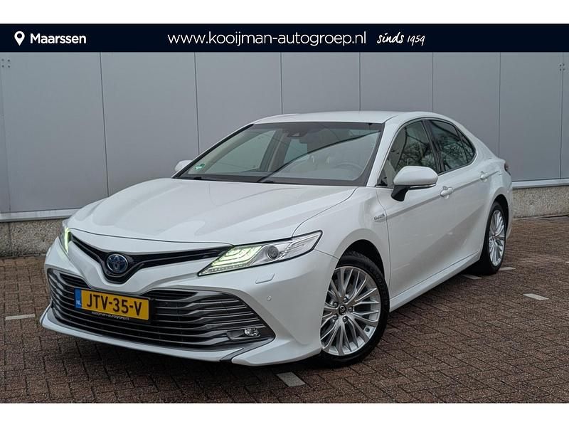 Platinum white Occasion 2019 Toyota Camry Executive Sedan | € 26.849 (Eerlijke prijs) - Afbeelding 1/4