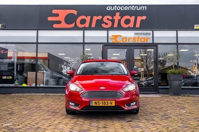 Rood Gebruikt 2017 Ford Focus Titanium Hatchback | € 15.950 (Eerlijke prijs) - Afbeelding 1/4