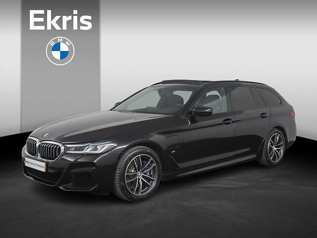 Zwart Gebruikt 2022 BMW 530e Comfort Edition Stationwagen | € 47.900 (Duur) - Afbeelding 1/4