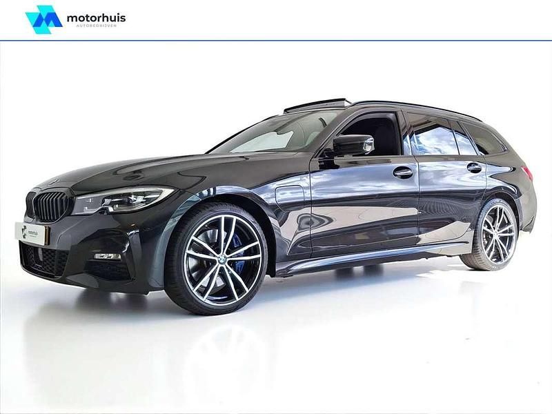 Zwart Gebruikt 2021 BMW 330e Basis Stationwagen | € 30.495 (Eerlijke prijs) - Afbeelding 1/4