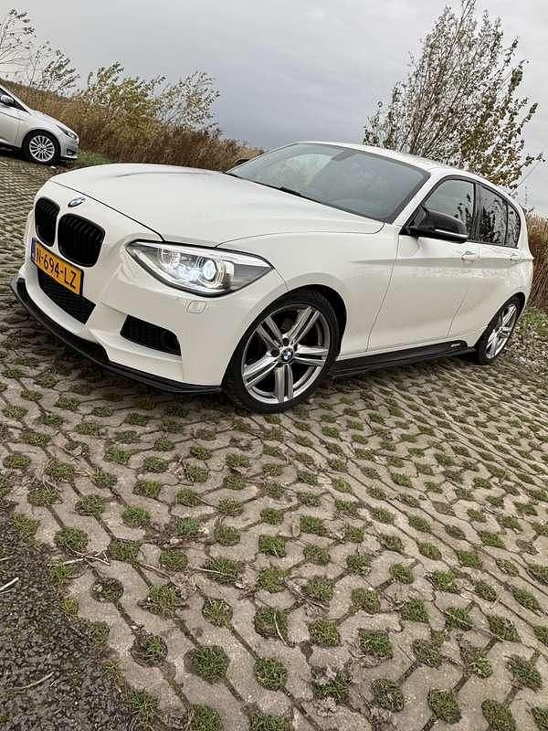 Wit Occasion 2012 BMW 118 Hatchback | € 7.999 (Eerlijke prijs) - Afbeelding 1/4