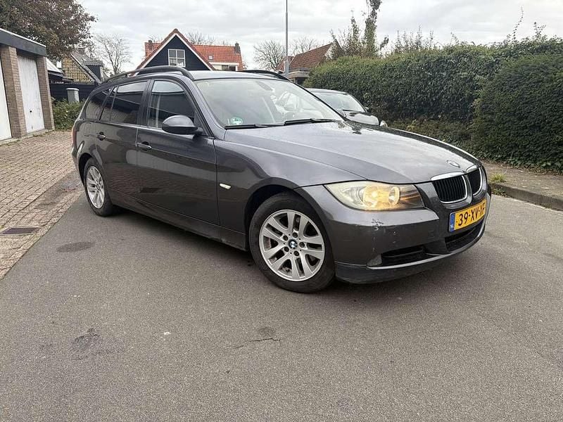Grijs Occasion 2006 BMW 318 Executive Stationwagen | € 1.849 (Eerlijke prijs) - Afbeelding 1/4