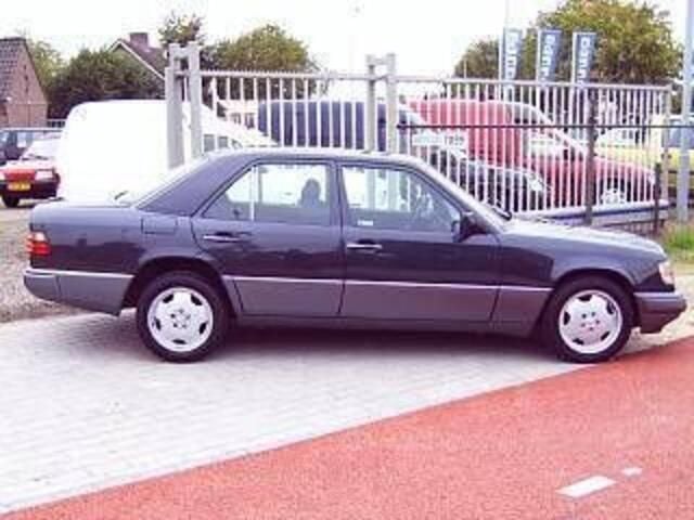 Zwart Gebruikt 1991 Mercedes 200 Sedan | € 3.875 - Afbeelding 1/2