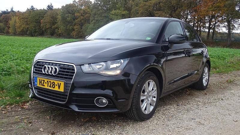 Zwart (metallic) Gebruikt 2012 Audi A1 Sportback Proline Hatchback | € 6.990 - Afbeelding 1/4