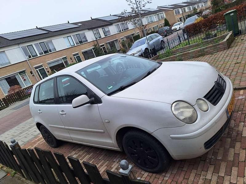 Grijs Occasion 2005 VW Polo Hatchback | € 500 (Goede deal) - Afbeelding 1/4