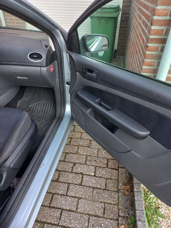Gebruikt 2005 Ford Focus Trend Sedan | € 1.150 (Eerlijke prijs) - Afbeelding 1/4