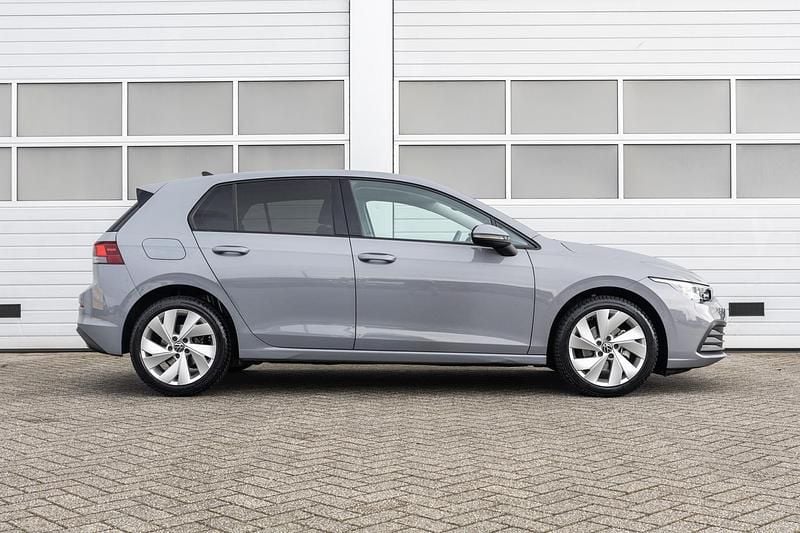 Occasion VW Golf VIII Life 131 PK (96 kW) 2023 Grijs Hatchback