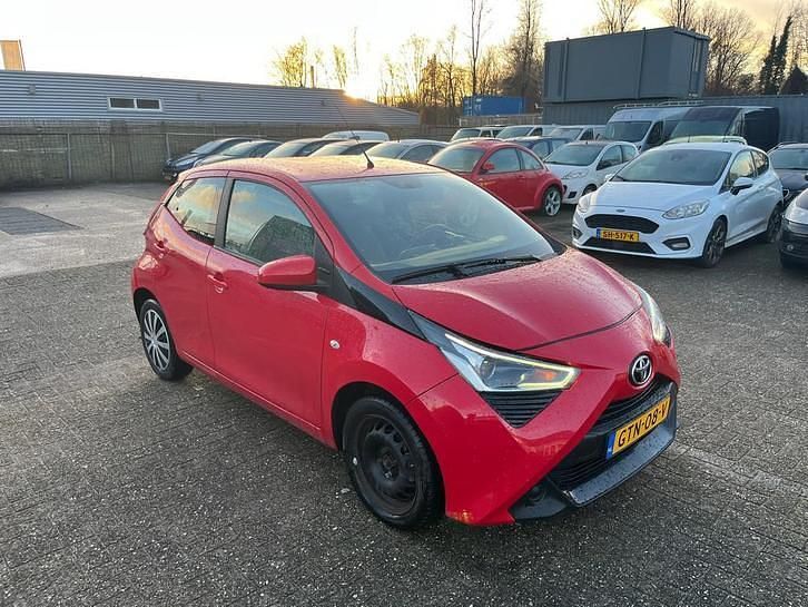 Occasion Toyota Aygo 72 PK (52 kW) 2022 Rood Hatchback