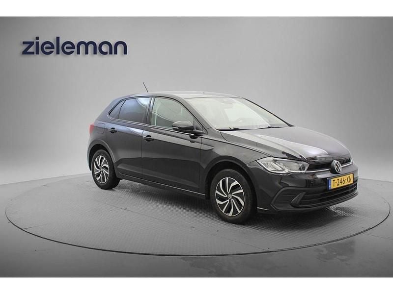 Zwart Occasion 2023 VW Polo Life Hatchback | € 14.845 (Goede deal) - Afbeelding 1/4