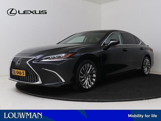 Graphite black metallic (donker zwart metallic) Gebruikt 2019 Lexus ES300H President Line Sedan | € 39.950 - Afbeelding 1/3