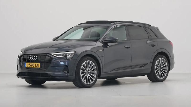 Manhattan grijs metallic Gebruikt 2020 Audi e-tron Business SUV | € 34.940 - Afbeelding 1/4
