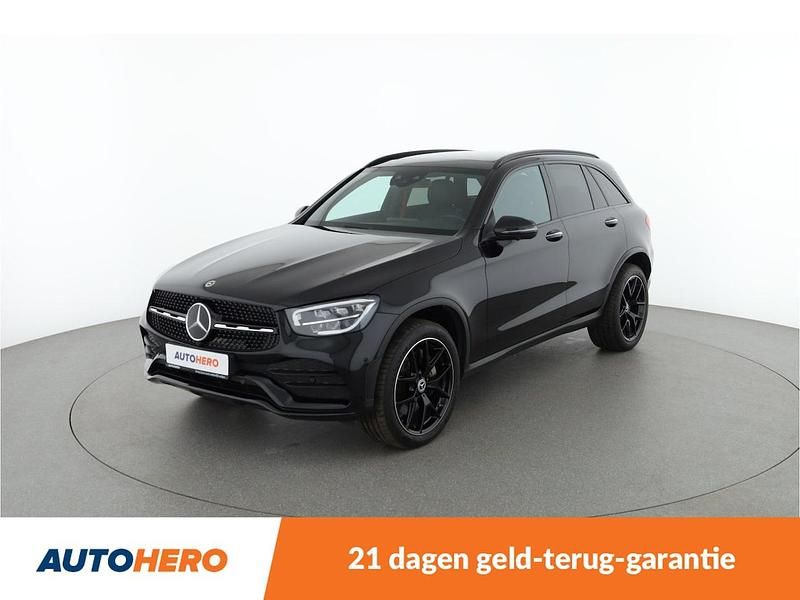 Zwart (metallic) Gebruikt 2022 Mercedes GLC300e AMG line SUV | € 41.649 (Super prijs) - Afbeelding 1/4