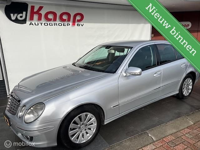 Grijs Gebruikt 2006 Mercedes E220 Elegance Sedan | € 3.850 (Goede deal) - Afbeelding 1/4