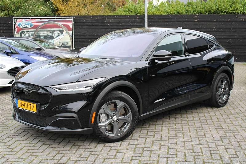 Zwart Gebruikt 2022 Ford Mustang Mach-E Extended Range SUV | € 29.995 (Eerlijke prijs) - Afbeelding 1/4