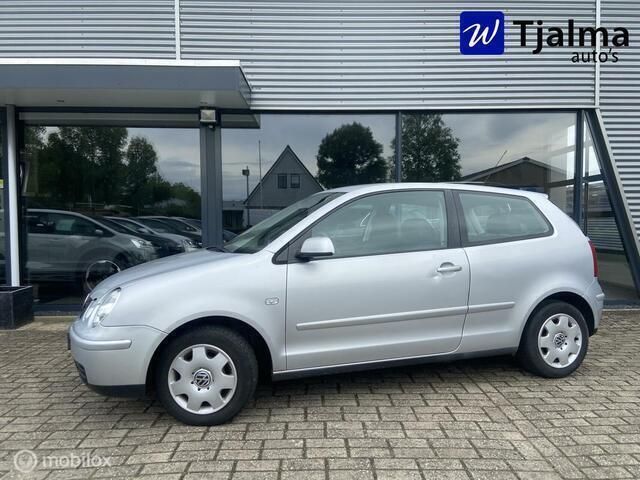 Grijs Gebruikt 2004 VW Polo Hatchback | € 1.750 (Iets duurder) - Afbeelding 1/4