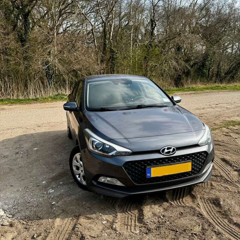 Gebruikt 2015 Hyundai i20 Style Sedan | € 7.500 (Eerlijke prijs) - Afbeelding 1/4