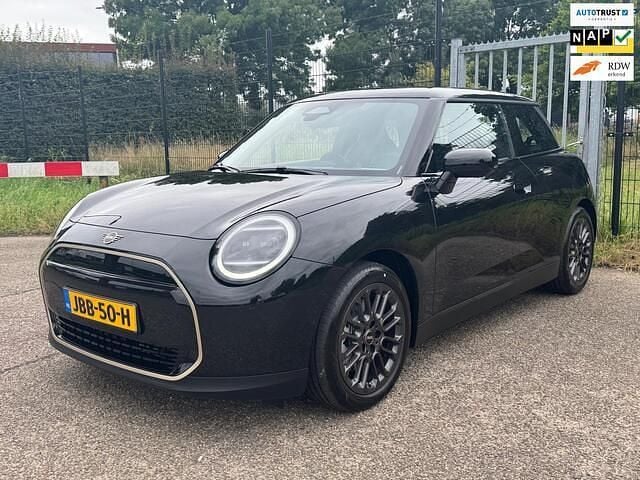 Zwart Nieuw 2025 Mini Cooper Favoured Hatchback | € 37.900 (Eerlijke prijs) - Afbeelding 1/4