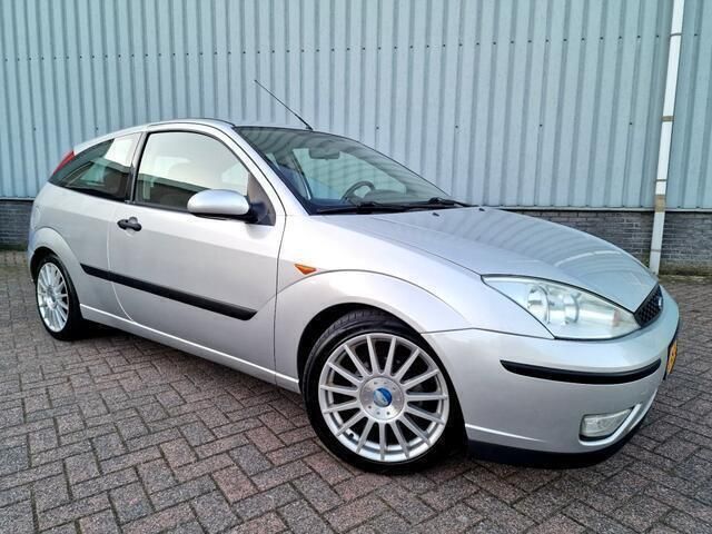 Grijs, metallic lak Gebruikt 2003 Ford Focus Hatchback | € 1.395 (Iets duurder) - Afbeelding 1/4