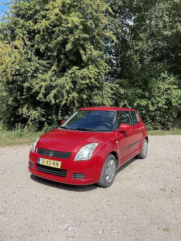 Rood Gebruikt 2007 Suzuki Swift Hatchback | € 2.200 (Eerlijke prijs) - Afbeelding 1/4